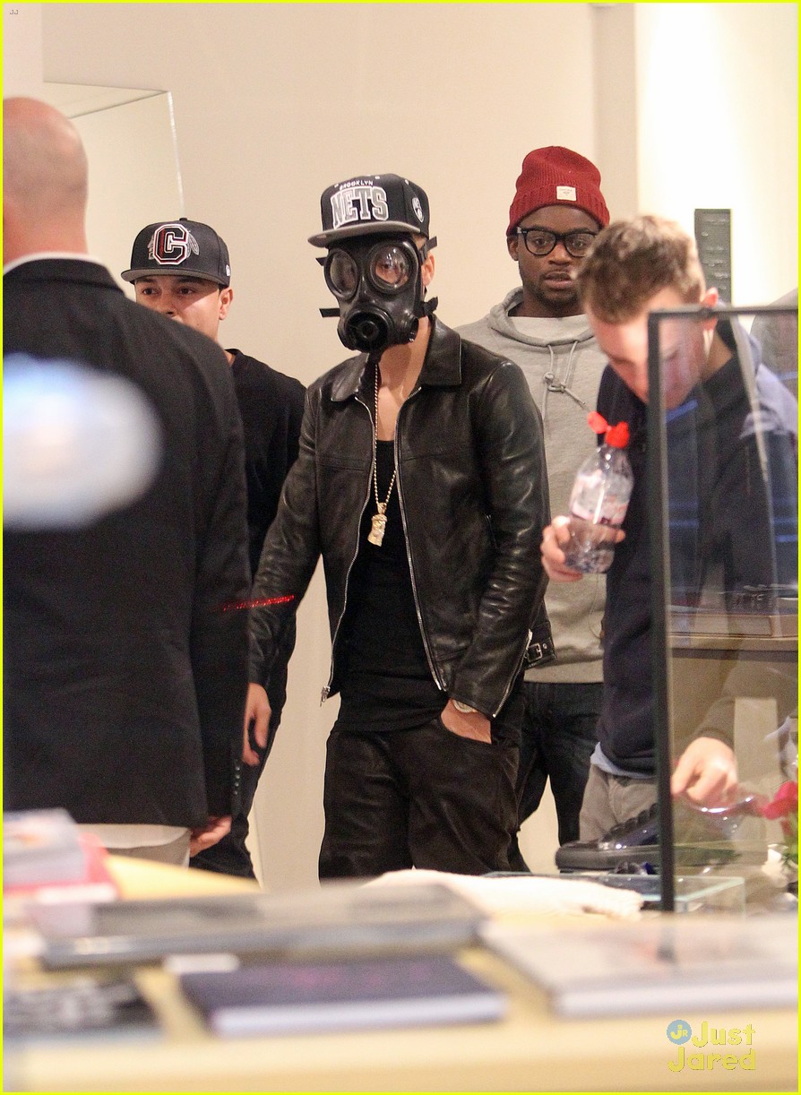 Full Sized Photo Of Justin Bieber Wears Gas Mask While Shopping 12 Justin Bieber Wears Gas