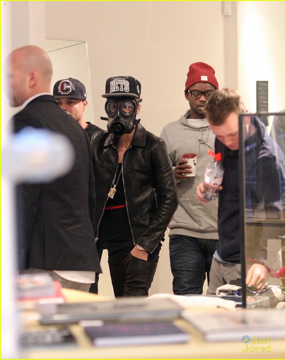 Justin Bieber Wears Gas Mask While Shopping Photo 541151 Photo Gallery Just Jared Jr