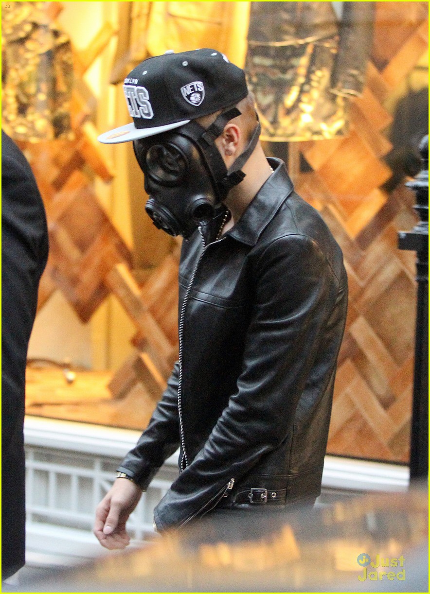 Justin Bieber Wears Gas Mask While Shopping Photo 541152 Photo Gallery Just Jared Jr