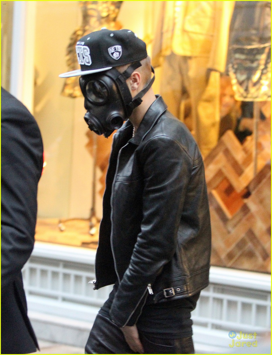 Justin Bieber Wears Gas Mask While Shopping Photo 541154 Photo Gallery Just Jared Jr