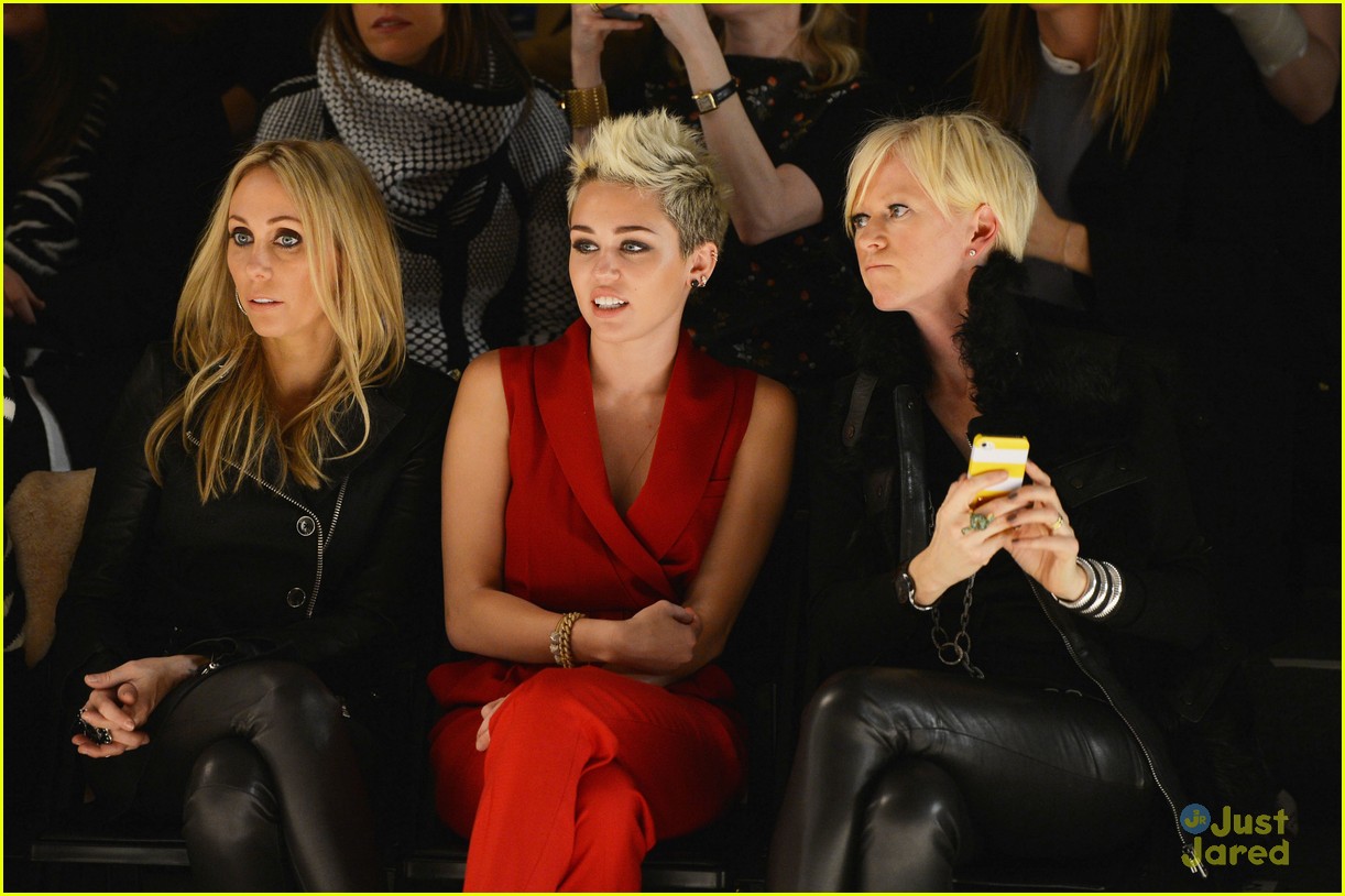 Full Sized Photo of miley cyrus rachel zoe front row 20 | Miley Cyrus ...