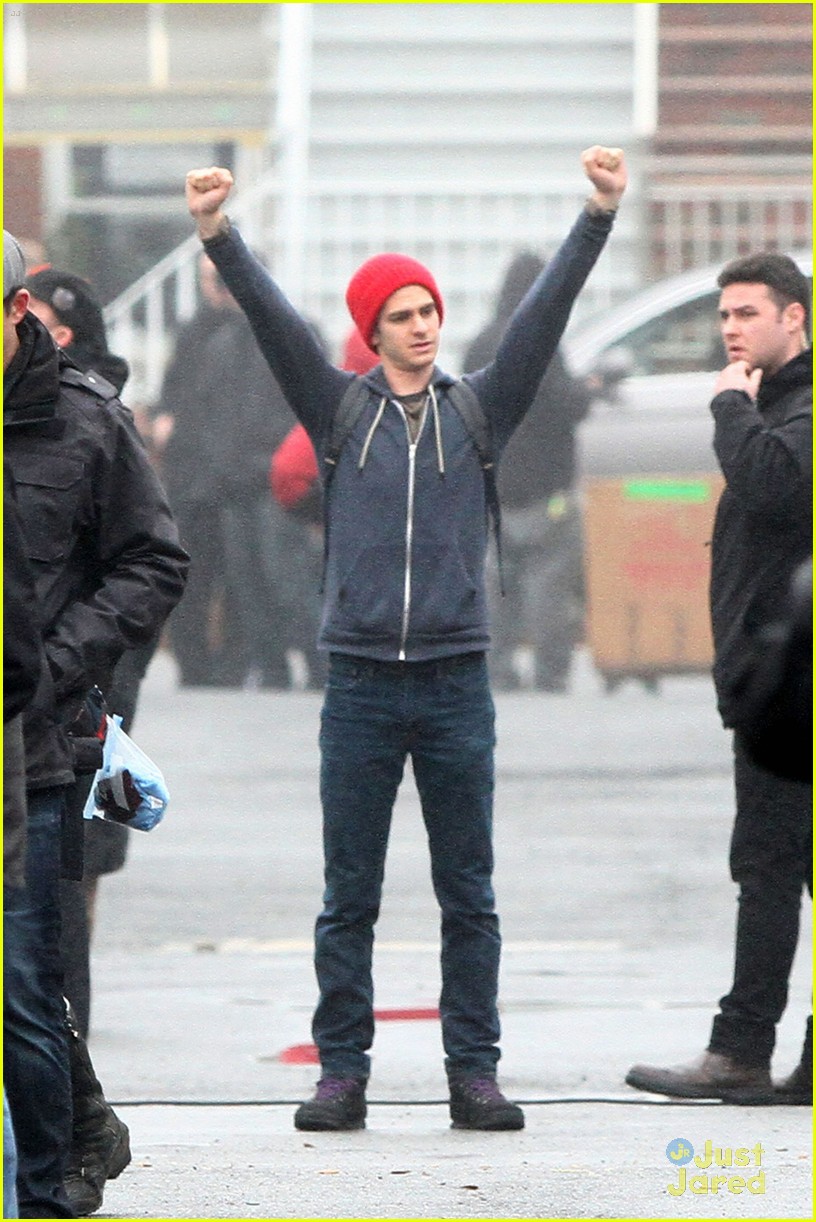 Andrew Garfield: Red Beanie on 'Spider-Man 2' Set | Photo 541660 ...