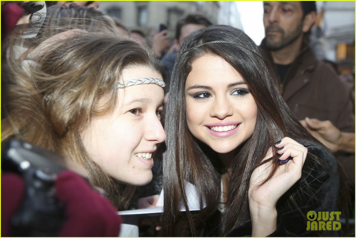 Full Sized Photo of selena gomez pretty in paris 09 Selena Gomez