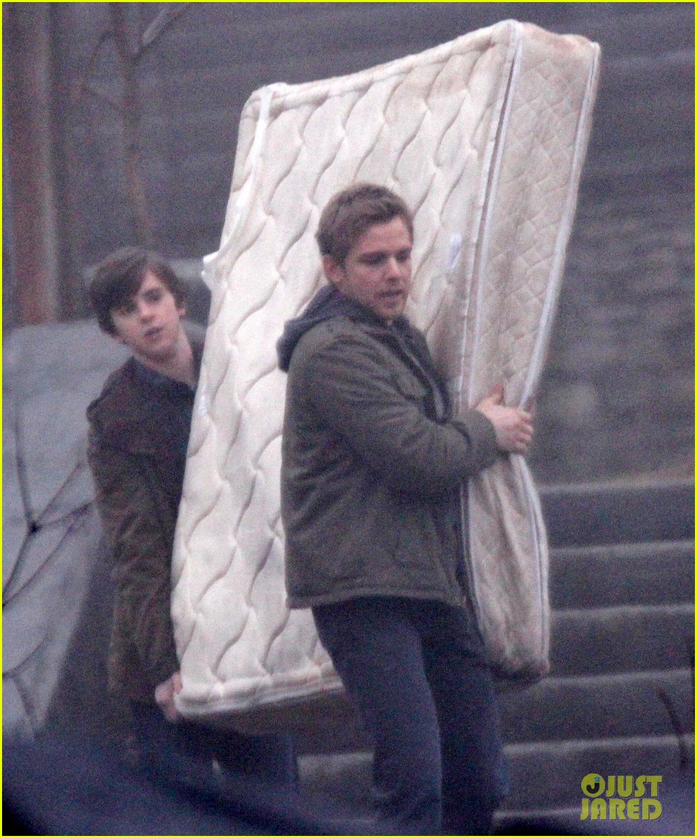 Freddie Highmore Bates Motel Mattress Removal Photo 529948 Photo Gallery Just Jared Jr 