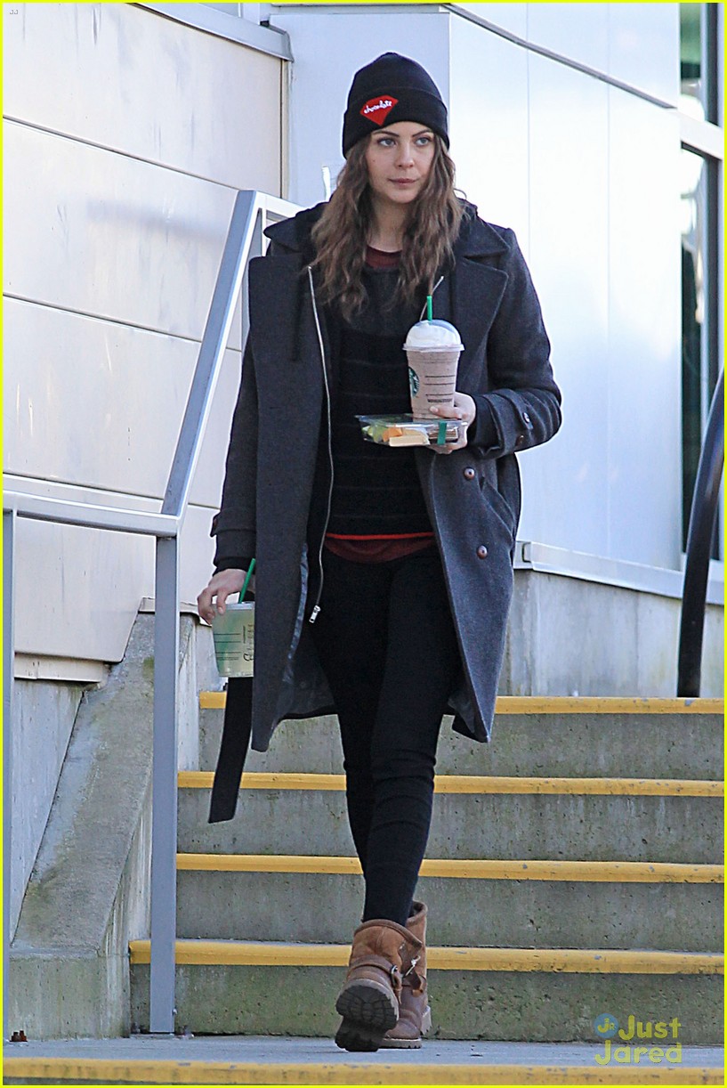 Willa Holland & Stephen Amell: Rainy 'Arrow' Filming | Photo 539310 ...