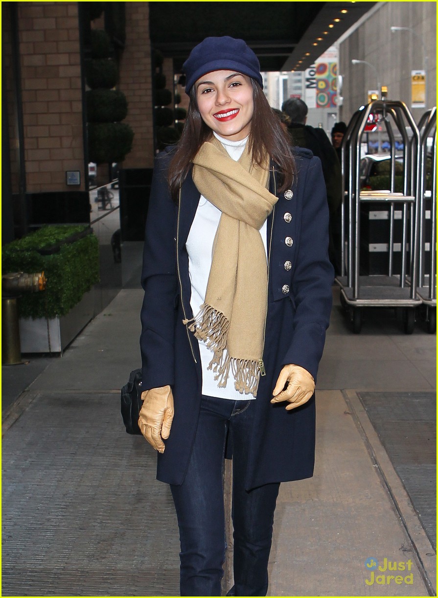 Full Sized Photo of victoria justice bundled up in nyc 11 | Victoria ...