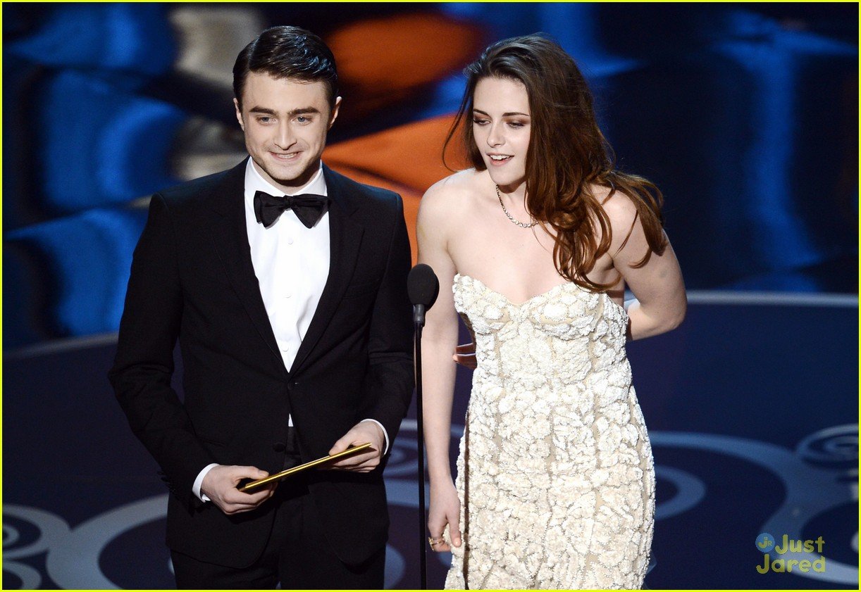Kristen Stewart &amp;amp; Daniel Radcliffe: Oscars 2013 Presenters: Photo 540729 |  2013 Oscars, Daniel Radcliffe, Kristen Stewart Pictures | Just Jared Jr.