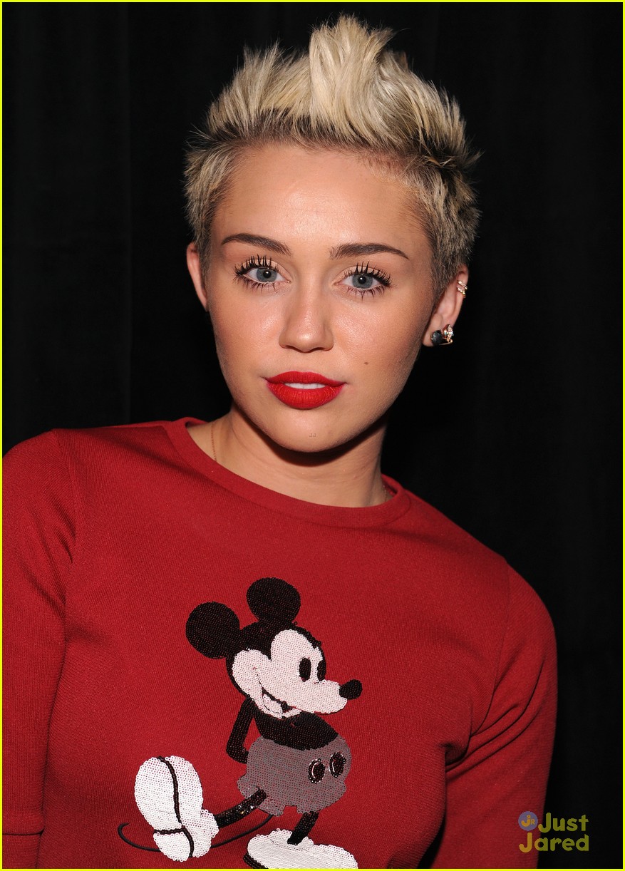 Miley Cyrus: Mickey Mouse Sweater at Marc Jacobs Show! | Photo 537424