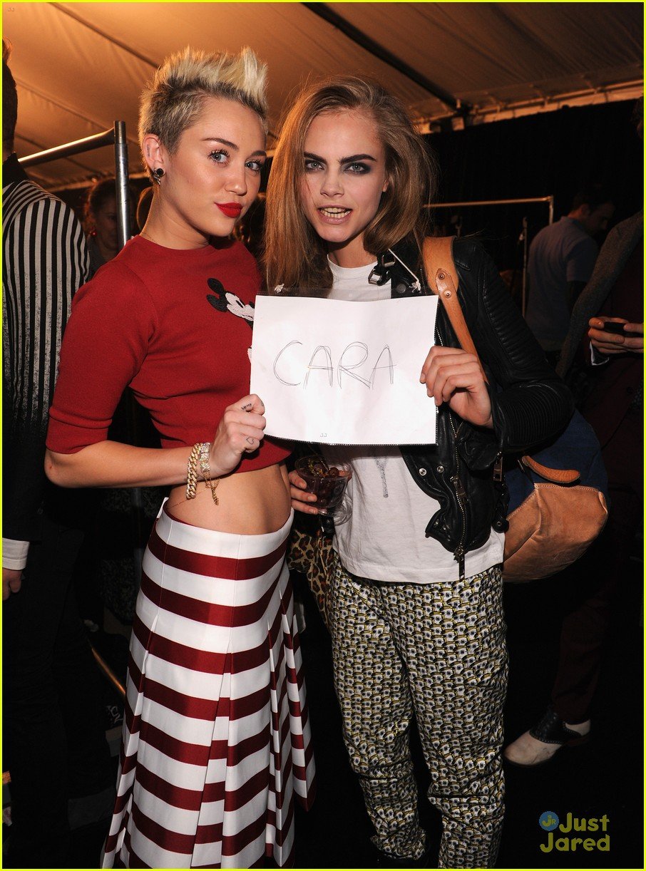 Miley Cyrus: Mickey Mouse Sweater at Marc Jacobs Show! | Photo 537432