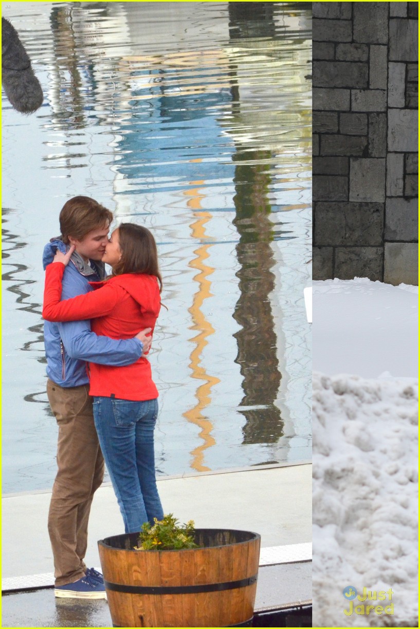 Stephen Amell And Katie Cassidy Arrow Kisses Photo 547207 Photo Gallery Just Jared Jr
