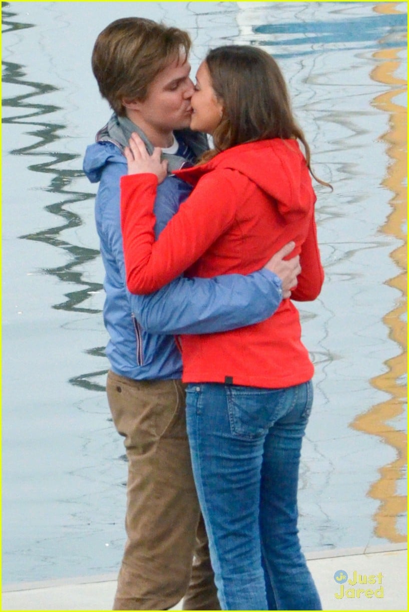 Stephen Amell And Katie Cassidy Arrow Kisses Photo 547211 Photo Gallery Just Jared Jr 5537