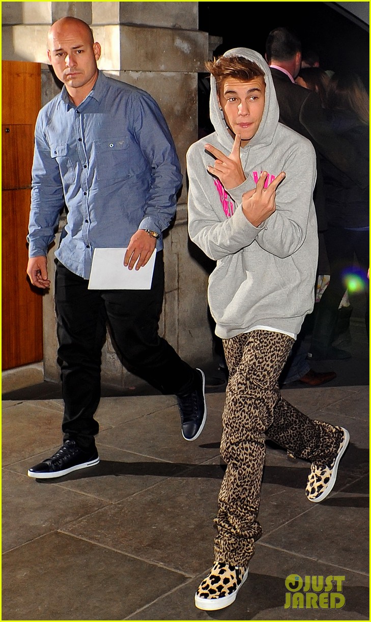 Full Sized Photo of justin bieber post show peace signs 02 | Justin