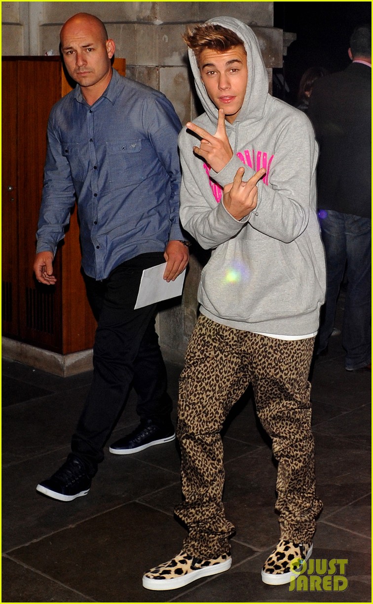 Justin Bieber: Post-Show Peace Signs | Photo 542447 - Photo Gallery