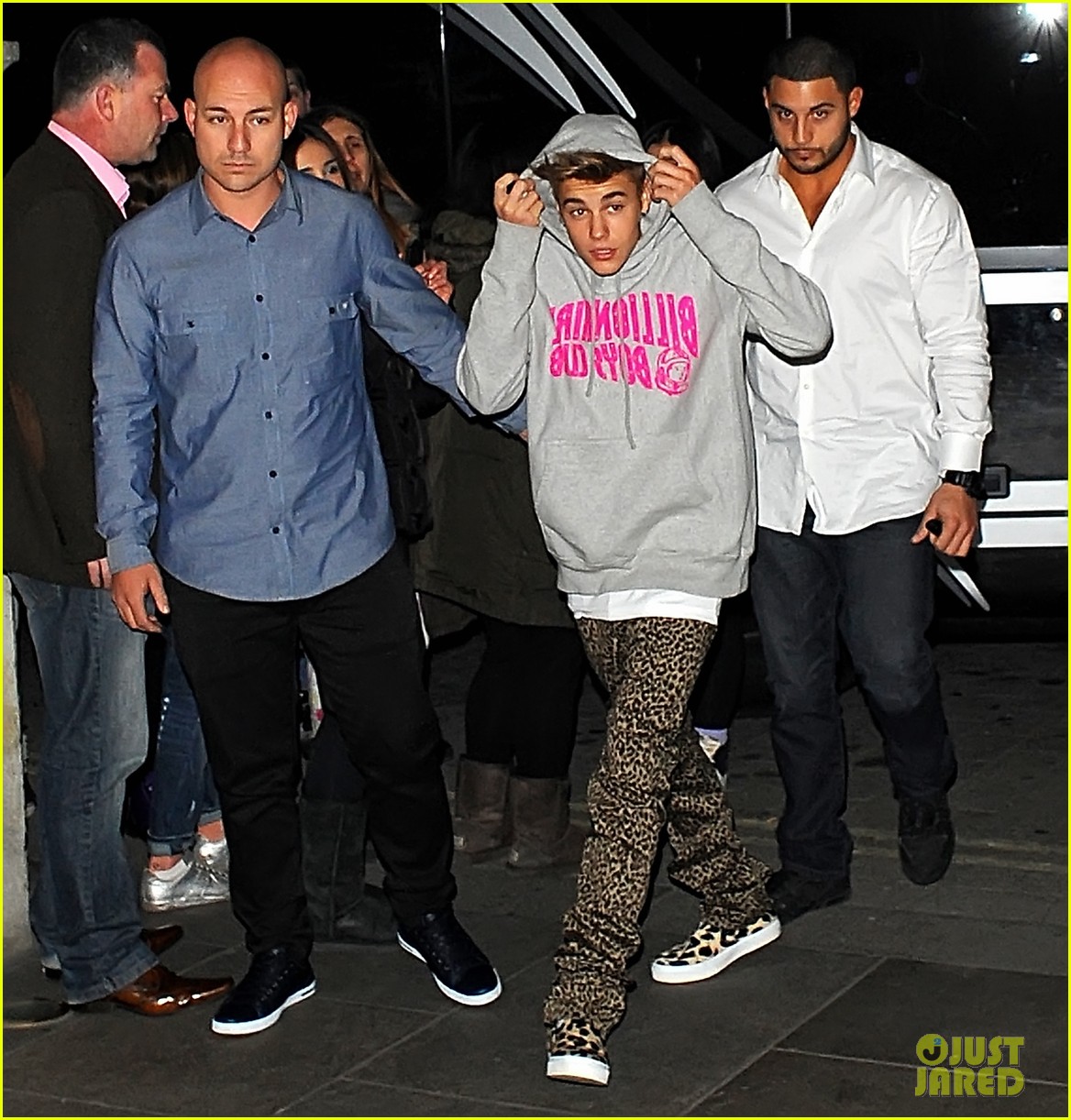Full Sized Photo of justin bieber post show peace signs 06 | Justin
