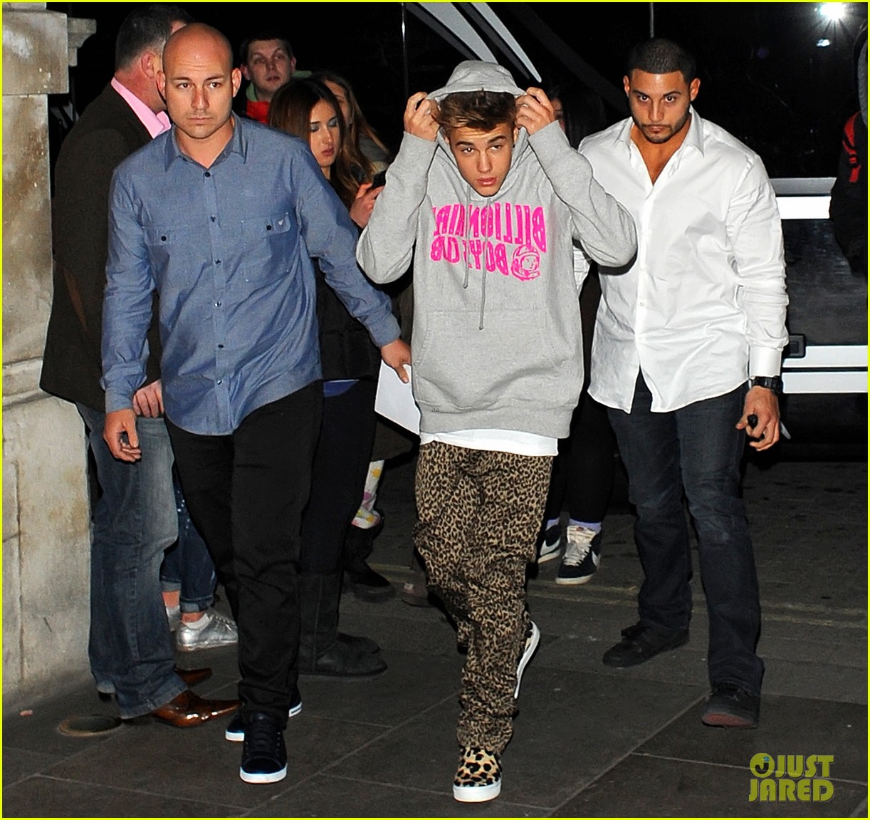 Justin Bieber: Post-Show Peace Signs | Photo 542450 - Photo Gallery ...