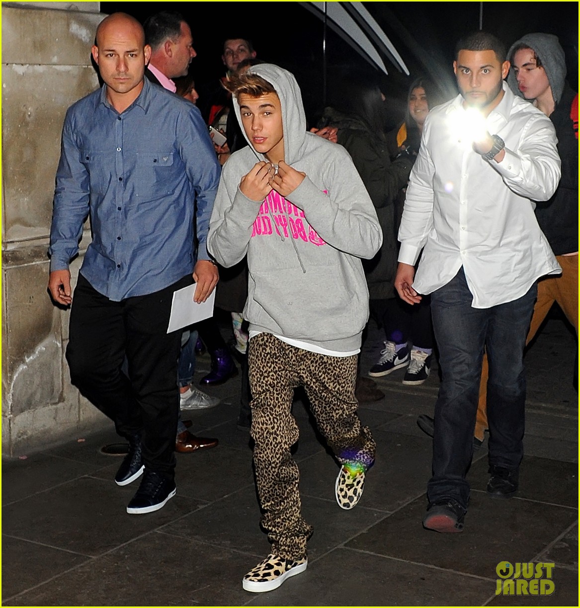 Full Sized Photo Of Justin Bieber Post Show Peace Signs 09 Justin