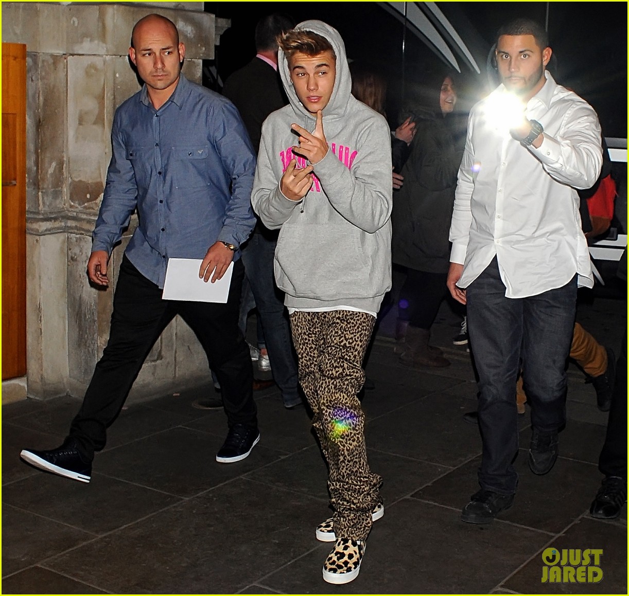 Full Sized Photo Of Justin Bieber Post Show Peace Signs 10 Justin