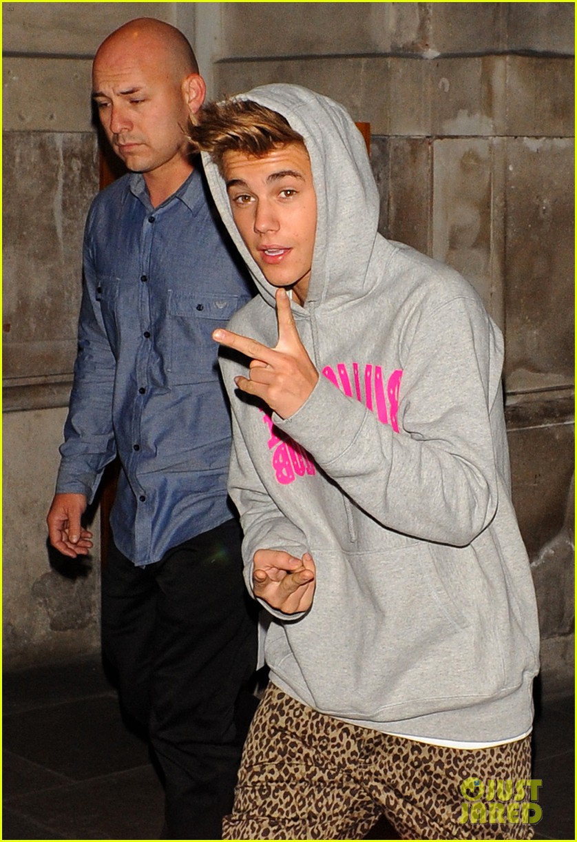 Full Sized Photo Of Justin Bieber Post Show Peace Signs 11 Justin