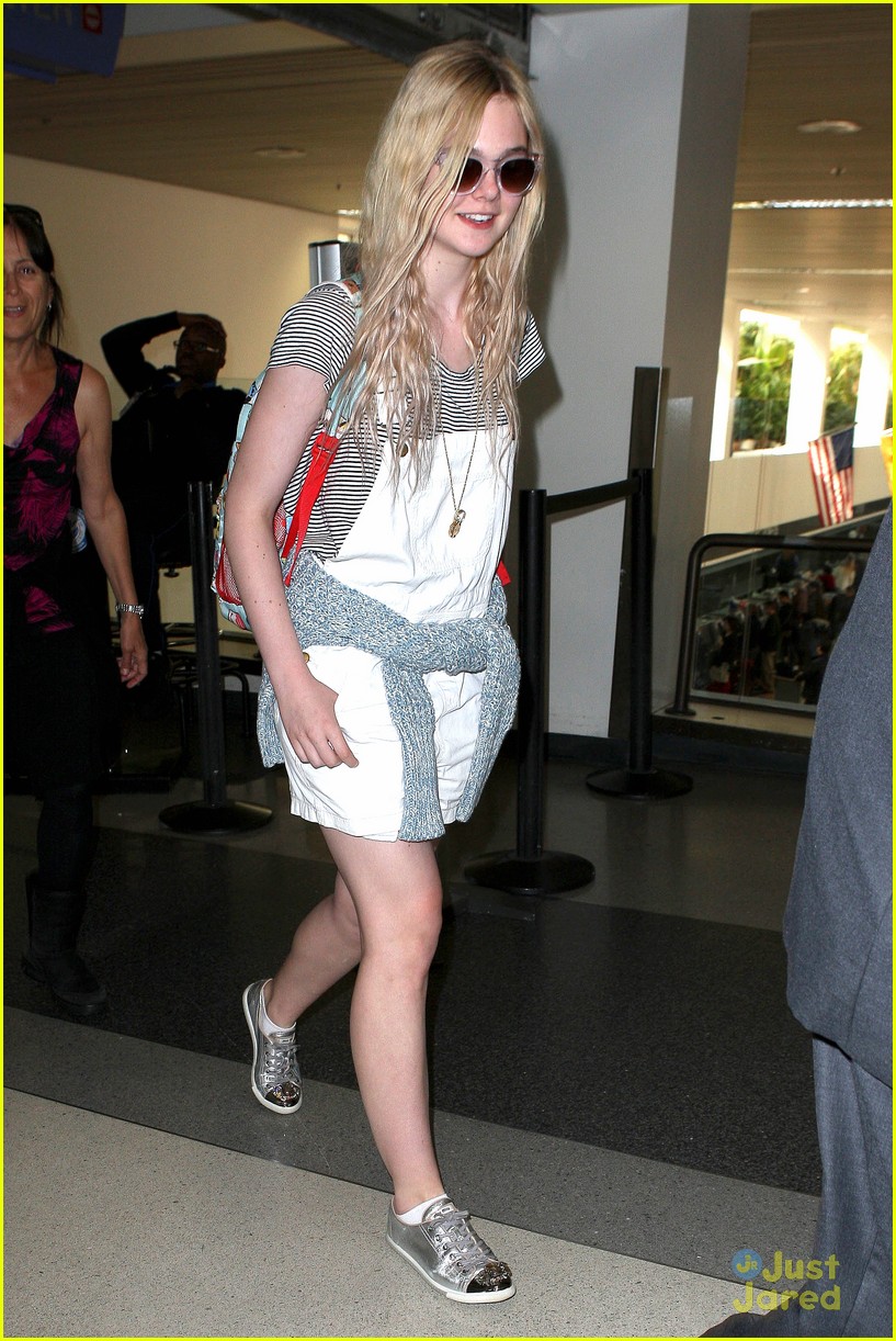 elle fanning lax arrival 04