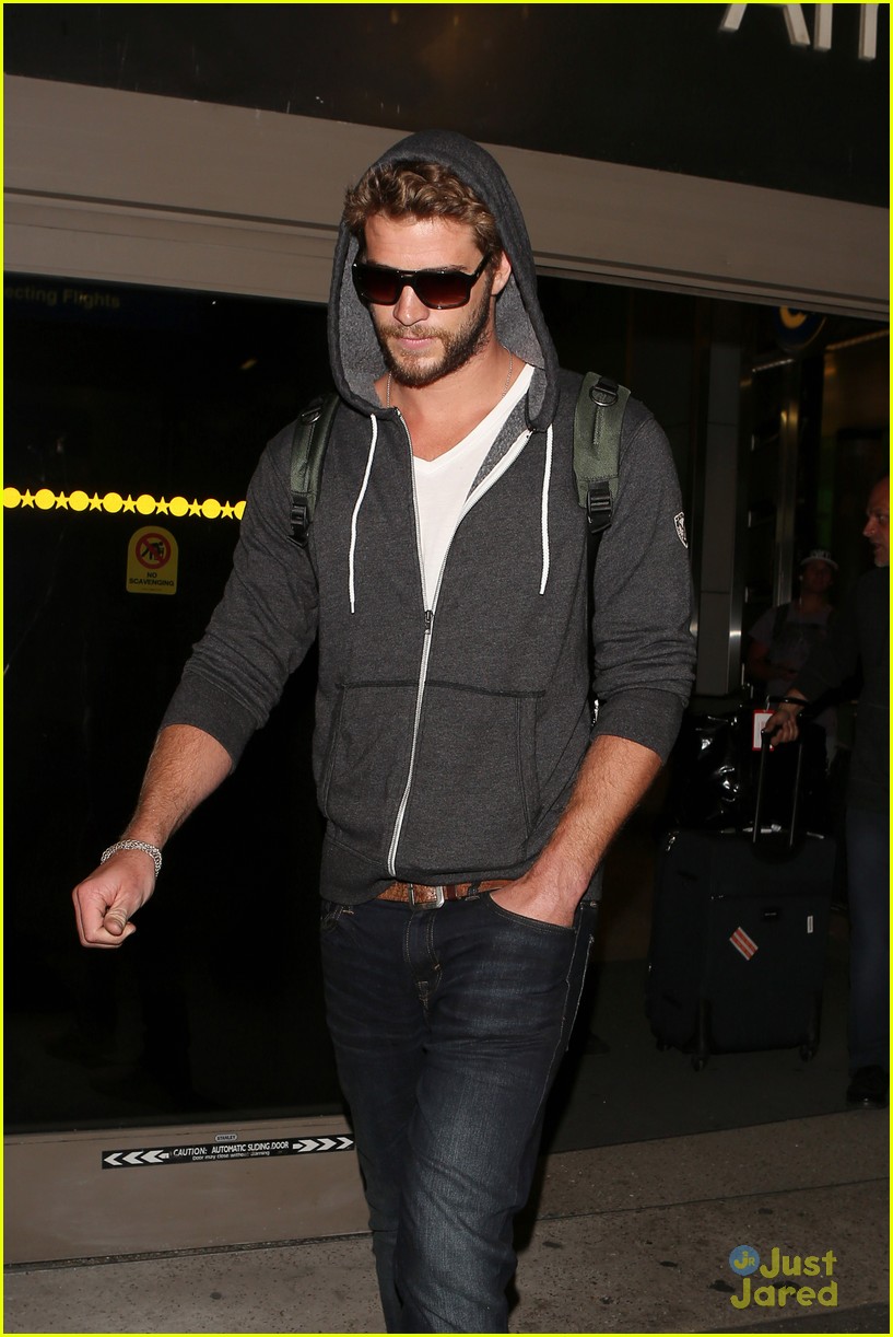 Liam Hemsworth: Bearded LAX Arrival | Photo 547061 - Photo Gallery ...