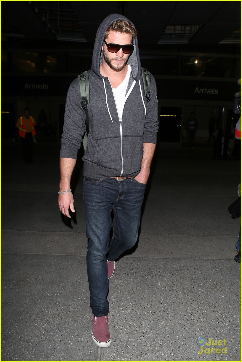 Liam Hemsworth: Bearded LAX Arrival | Photo 547062 - Photo Gallery ...