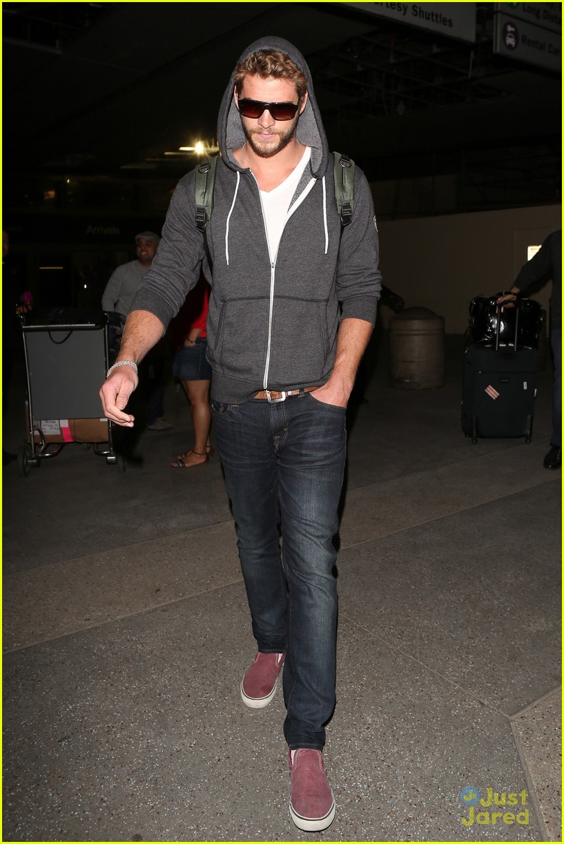 Liam Hemsworth: Bearded LAX Arrival | Photo 547066 - Photo Gallery ...