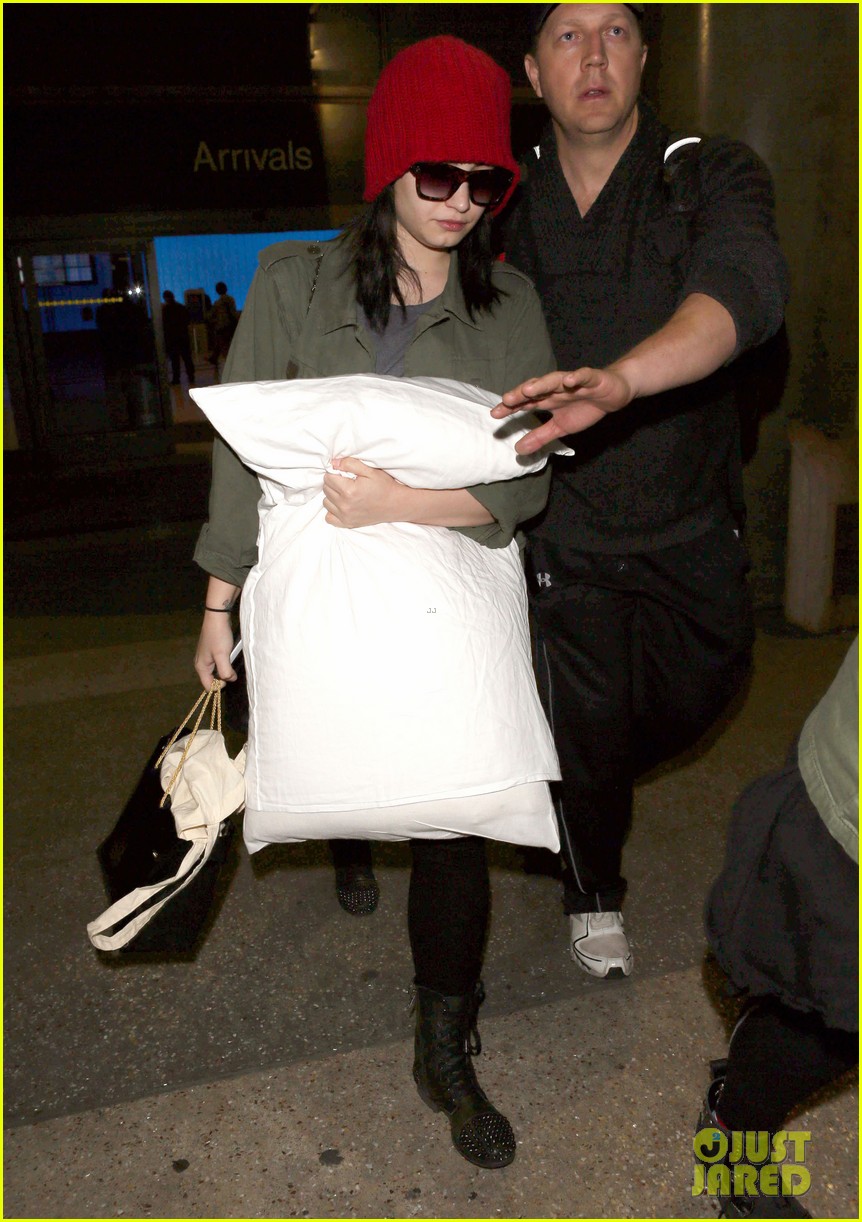 Demi Lovato: LAX Arrival | Photo 548998 - Photo Gallery | Just Jared Jr.