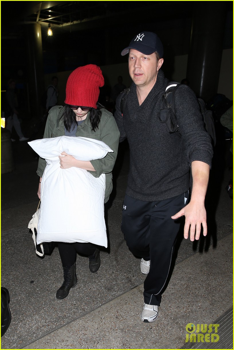 Demi Lovato: LAX Arrival | Photo 549001 - Photo Gallery | Just Jared Jr.