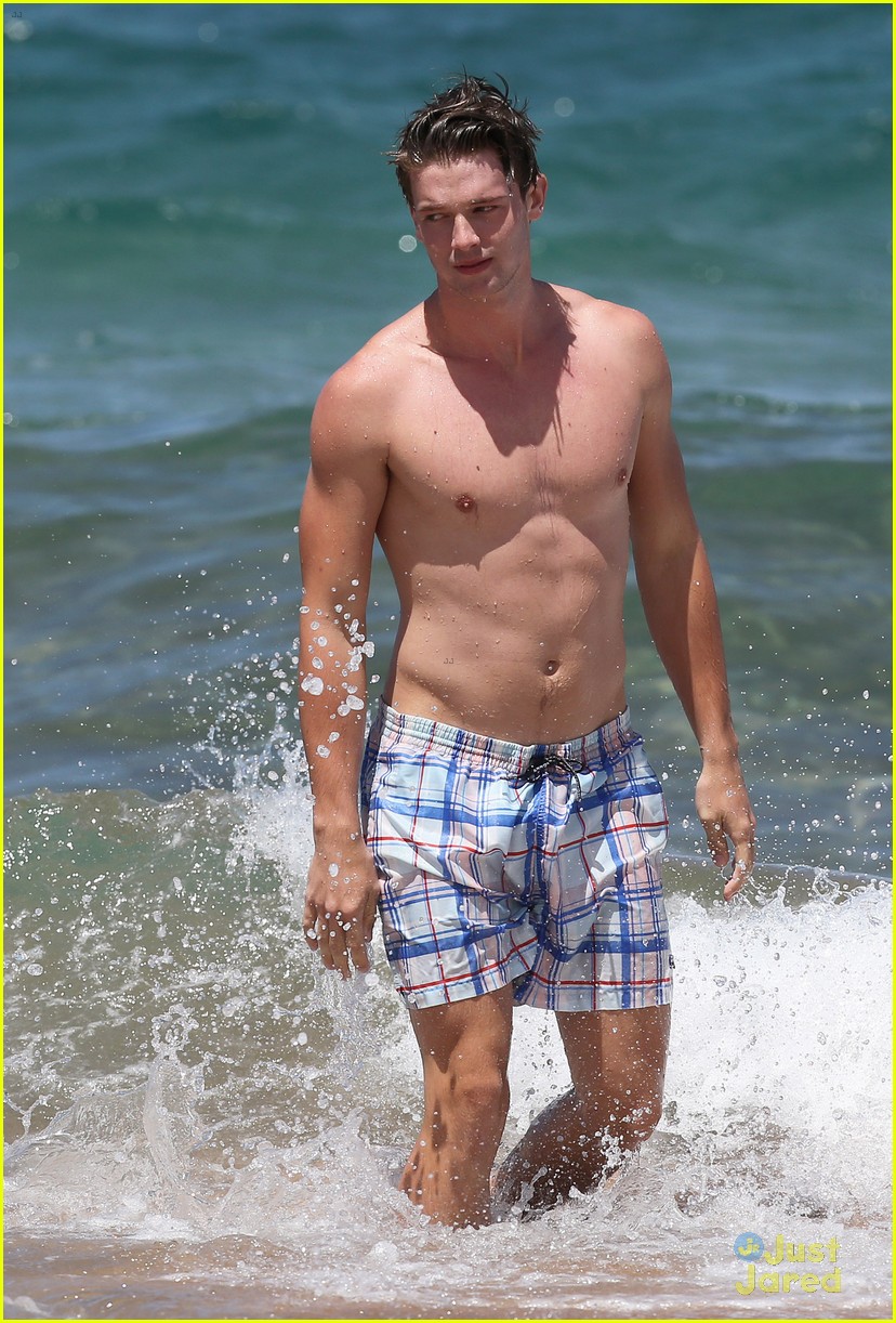 Patrick Schwarzenegger & Taylor Burns: Kissing Beach Couple! | Photo ...