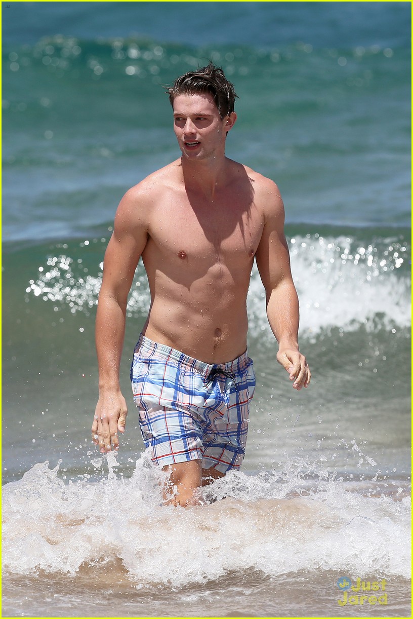 Patrick Schwarzenegger & Taylor Burns: Kissing Beach Couple! 