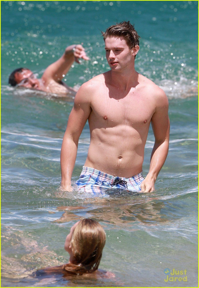 Patrick Schwarzenegger And Taylor Burns Kissing Beach Couple Photo 548948 Photo Gallery