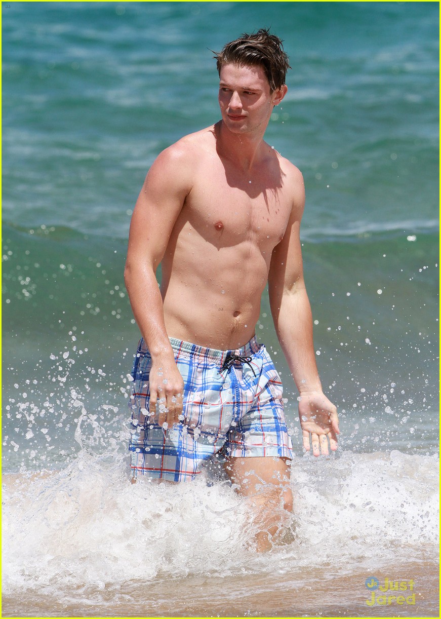 Patrick Schwarzenegger & Taylor Burns: Kissing Beach Couple! | Photo ...