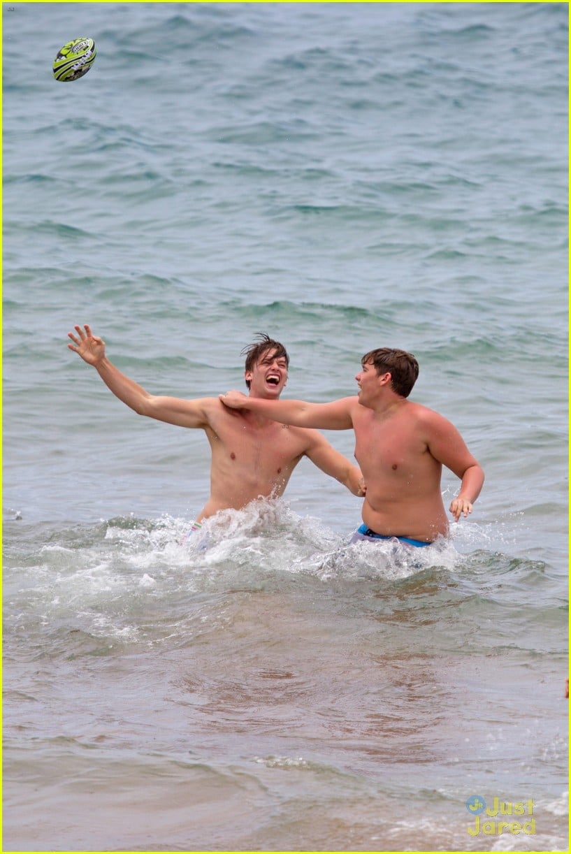 Patrick Schwarzenegger And Taylor Burns Kissing Beach Couple Photo 548966 Photo Gallery