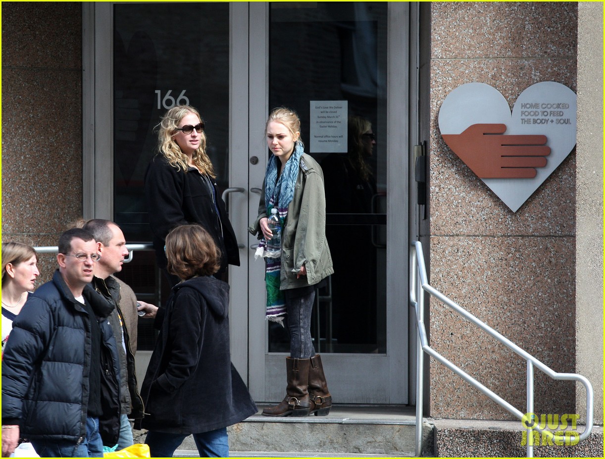 annasophia robb feeds homeless easter weekend 01