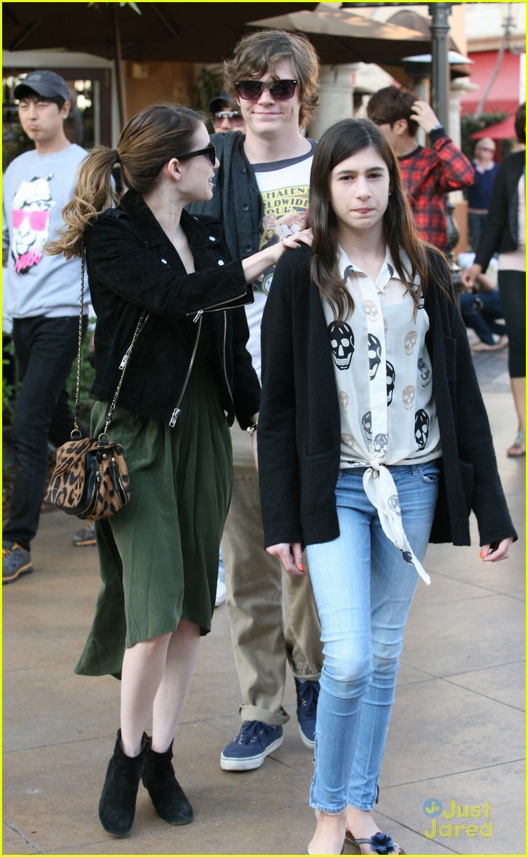 Emma Roberts: Grove Lunch with Sister Grace | Photo 548042 - Photo ...