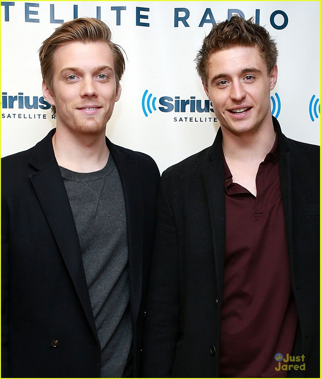 Jake Abel Max Irons Get Sirius Saoirse Ronan Lands In Los Angeles Photo Jake Abel Max Irons Saoirse Ronan The Host Pictures Just Jared Jr