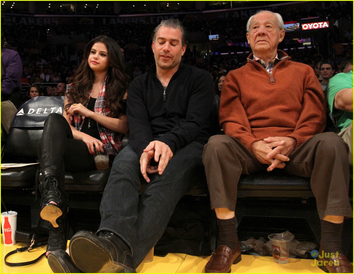 Selena Gomez: Courtside For LA Lakers | Photo 546173 - Photo Gallery