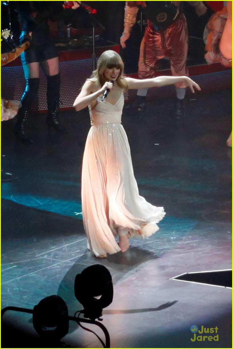 Taylor Swift 'Red' Tour Omaha Concert Pics! Photo 545003 Photo