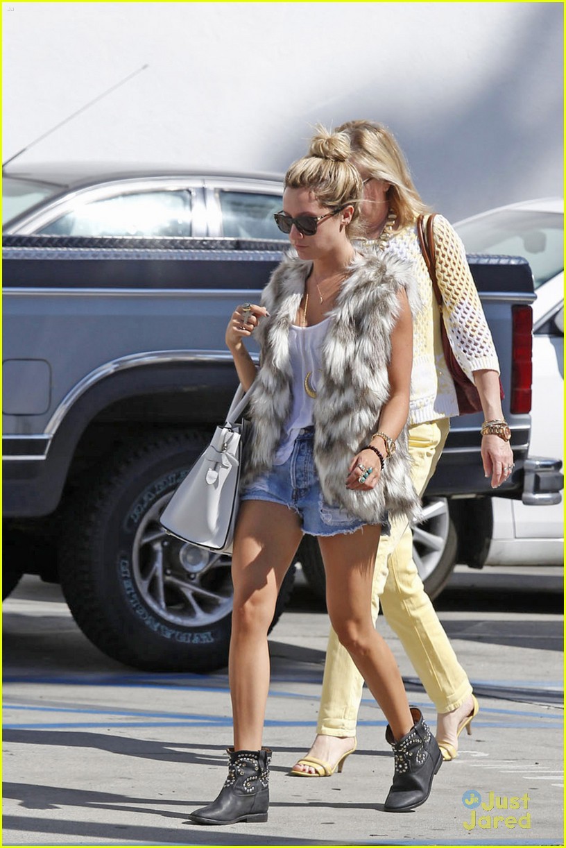 Ashley Tisdale: Kitson Shopping with Mom Lisa | Photo 545245 - Photo