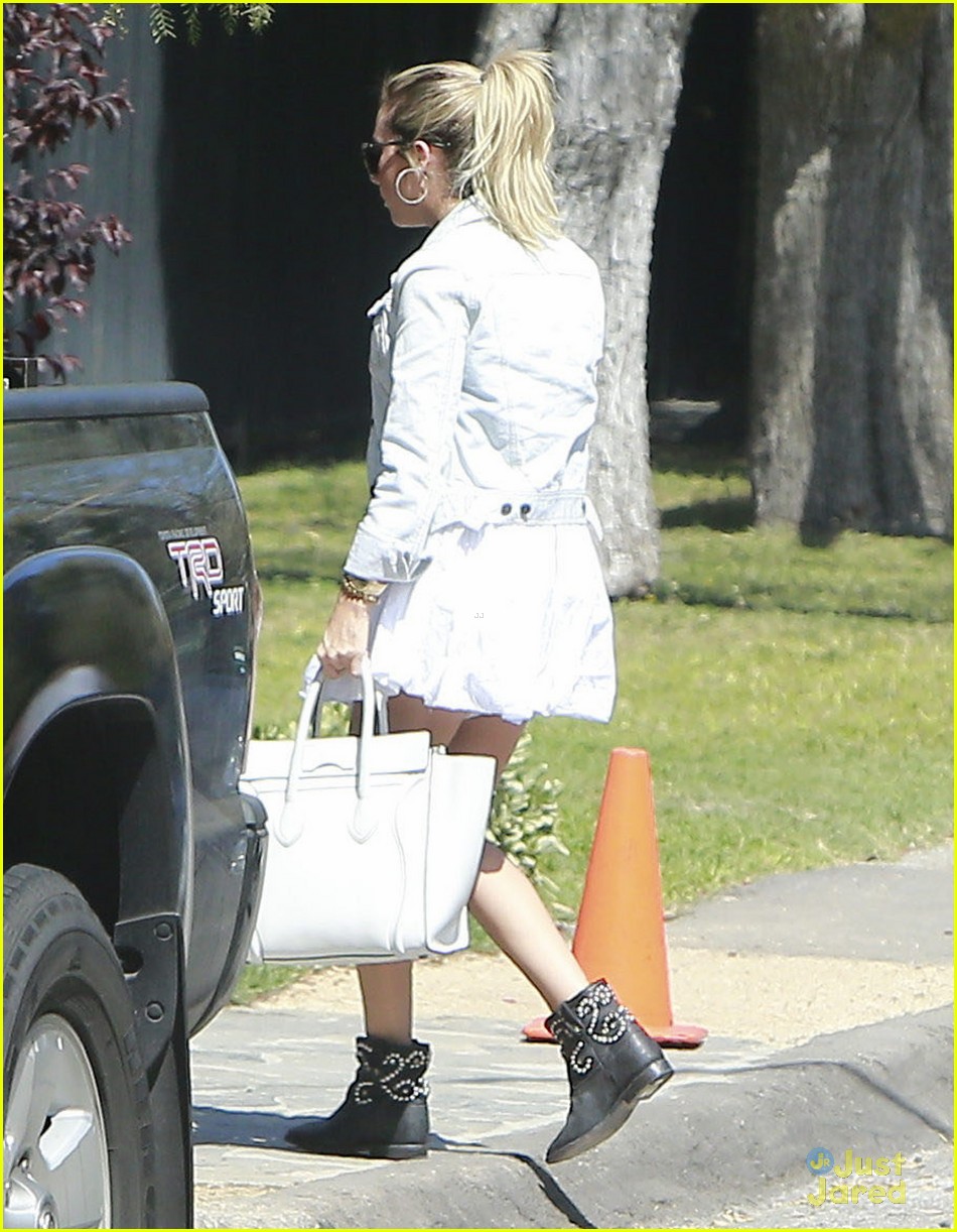 Full Sized Photo of ashley tisdale selena gomez house party 01 Ashley