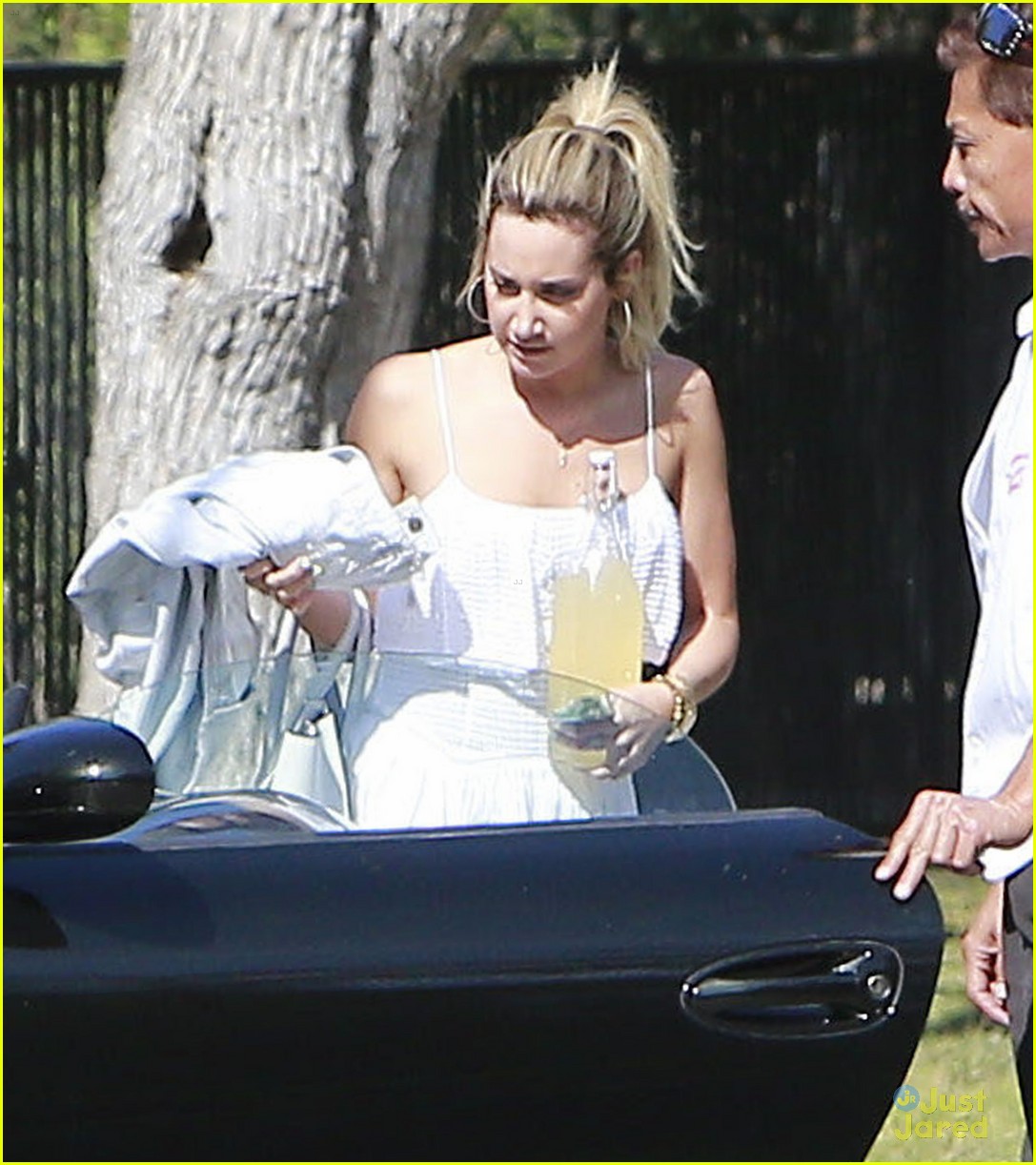 Full Sized Photo of ashley tisdale selena gomez house party 02 Ashley