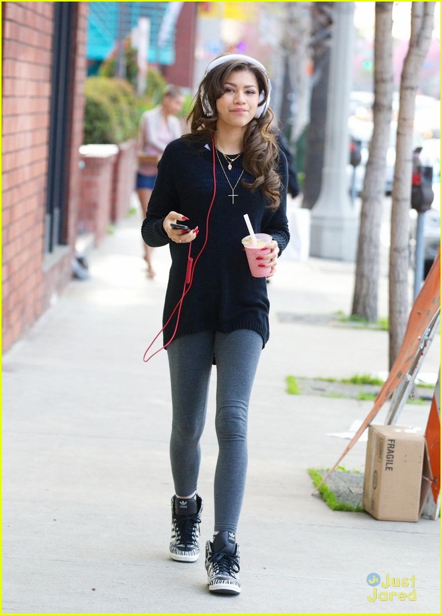 Zendaya: Pizza Before 'Dancing' Practice | Photo 549066 - Photo Gallery ...