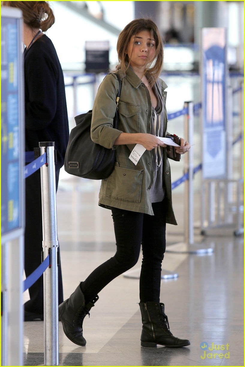 Sarah Hyland: LAX After 'Call Me Crazy' Premiere | Photo 553484 - Photo