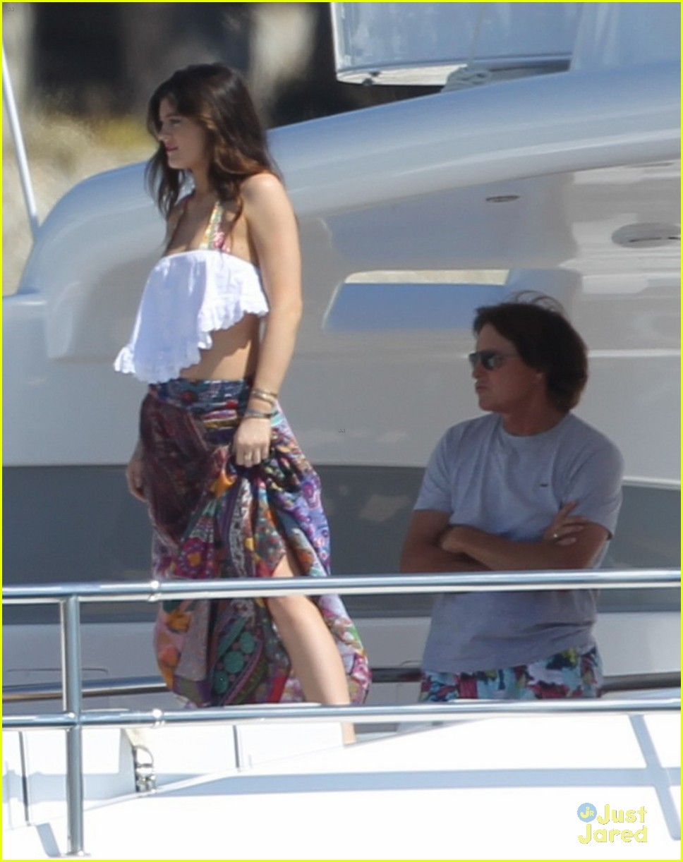 Kylie Jenner: High Dives Off A Yacht in Greece! | Photo 556953 - Photo