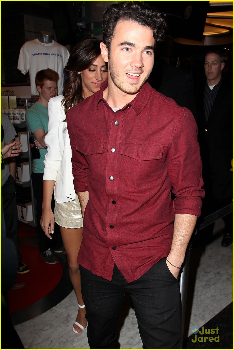 Kevin & Danielle Jonas: 'Married To Jonas' Fan Meet & Greet | Photo ...