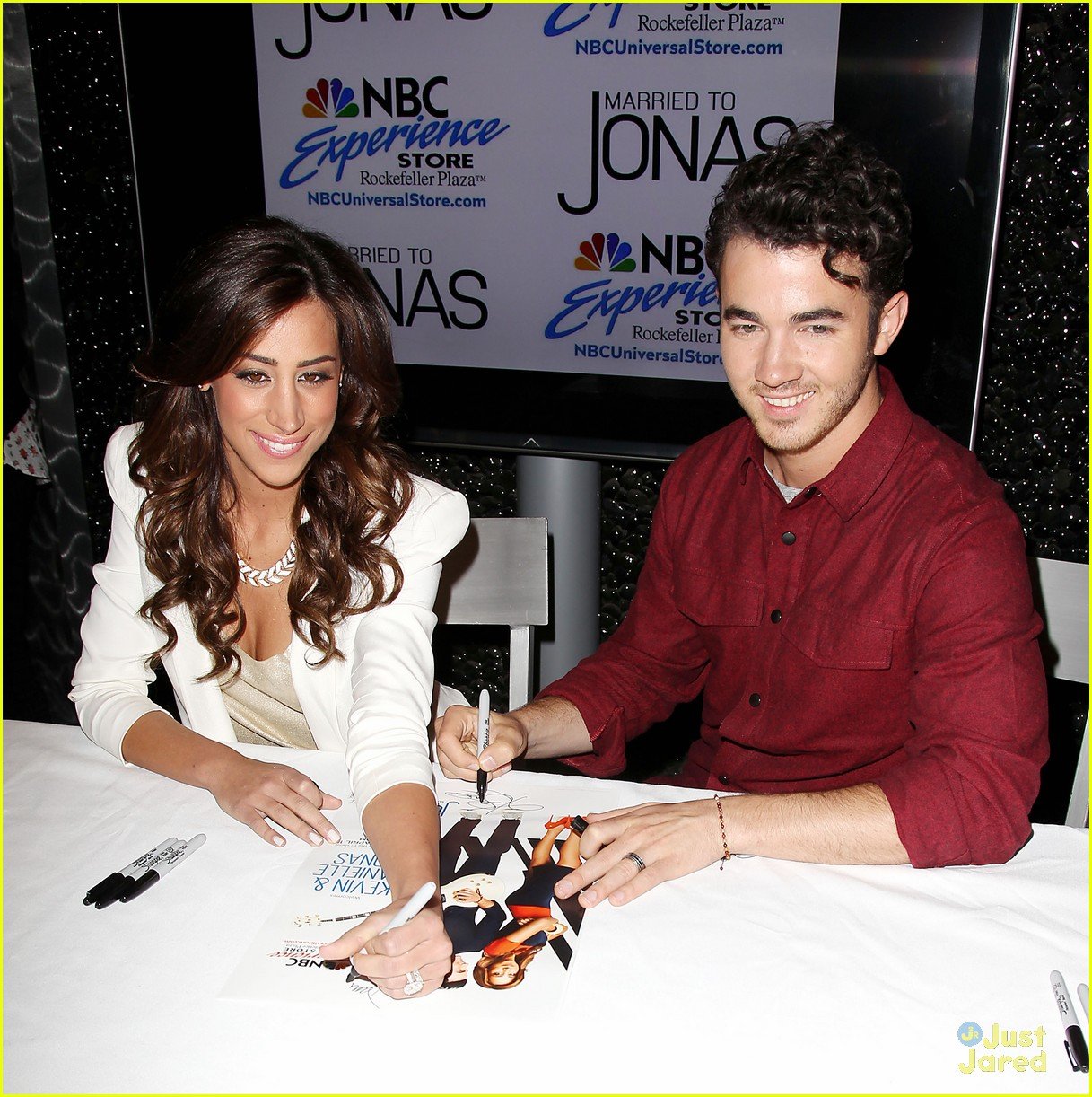 Kevin & Danielle Jonas: 'Married To Jonas' Fan Meet & Greet | Photo ...