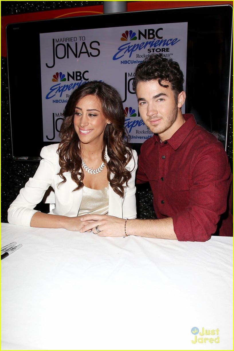 Kevin & Danielle Jonas: 'Married To Jonas' Fan Meet & Greet | Photo ...