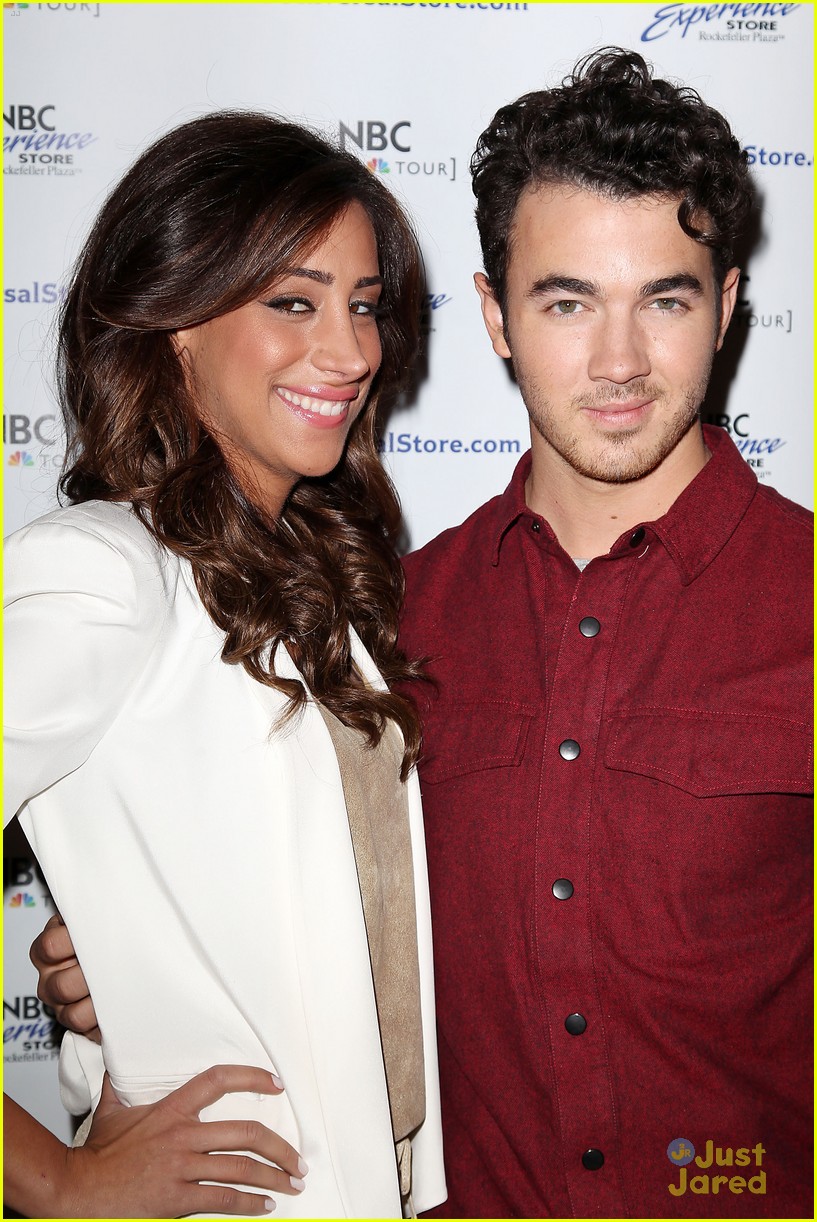 Kevin & Danielle Jonas: 'Married To Jonas' Fan Meet & Greet | Photo ...