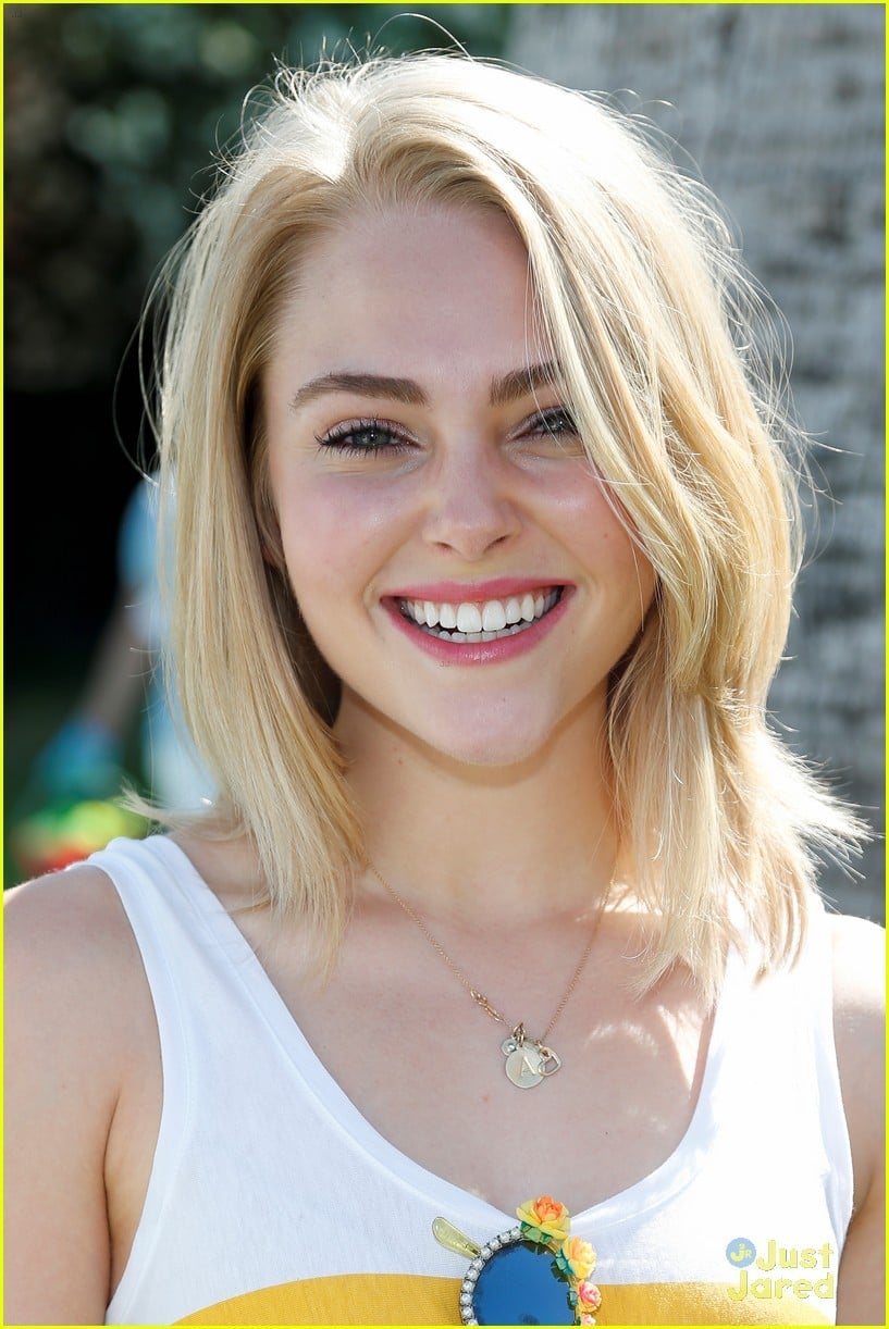 Annasophia Robb Gallery