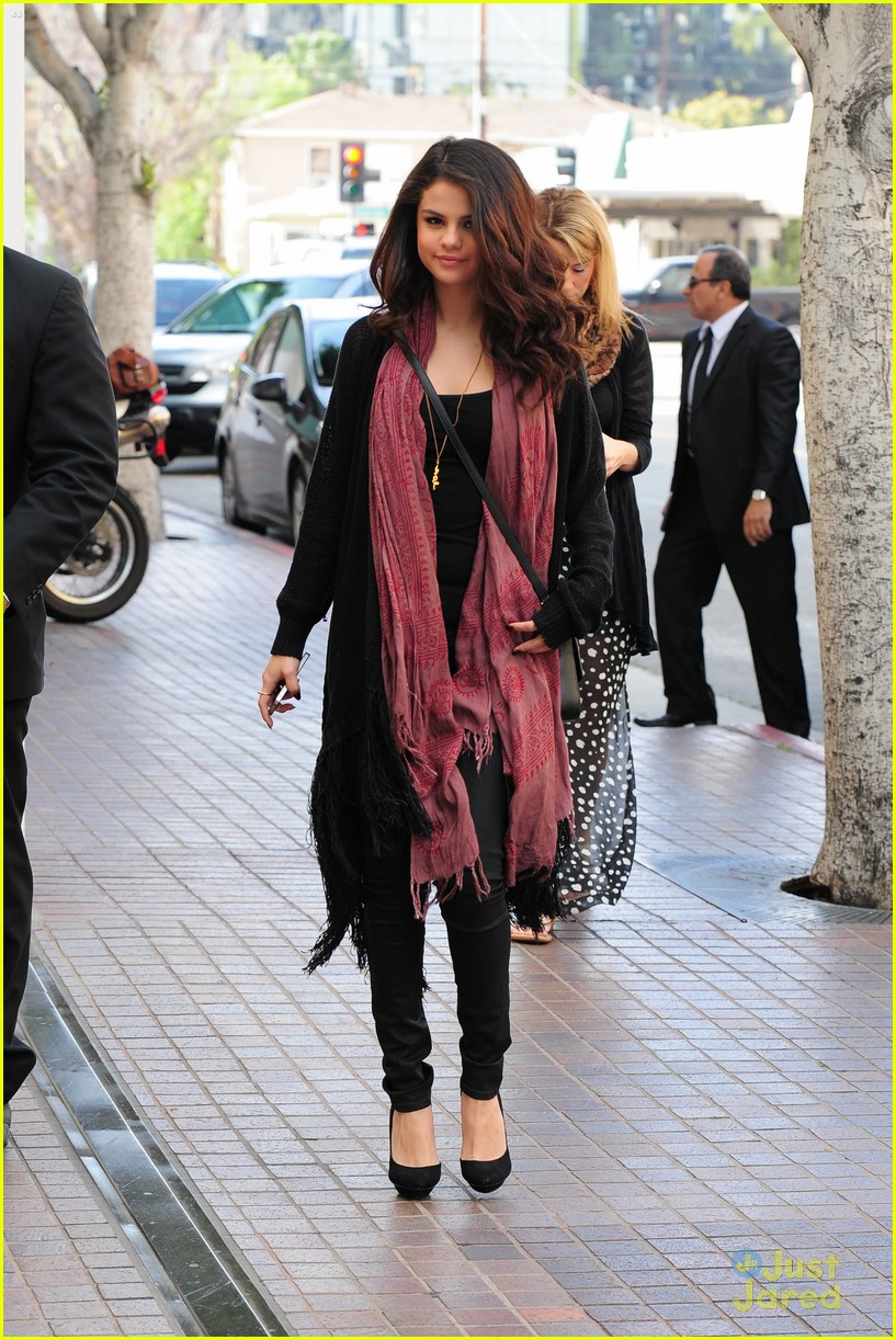 Selena Gomez: Stylish Studio Arrival | Photo 550394 - Photo Gallery